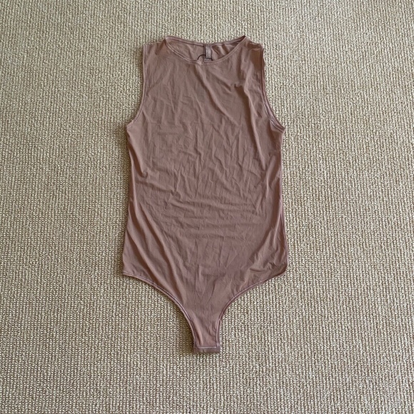 SKIMS Sleeveless Thong Bodysuit – 2 Pack – Size Large – Nude & Black - Picture 3 of 8